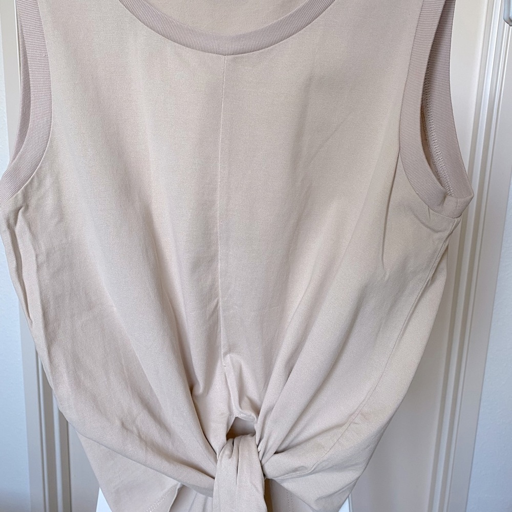 Sleeveless tie T-shirt
